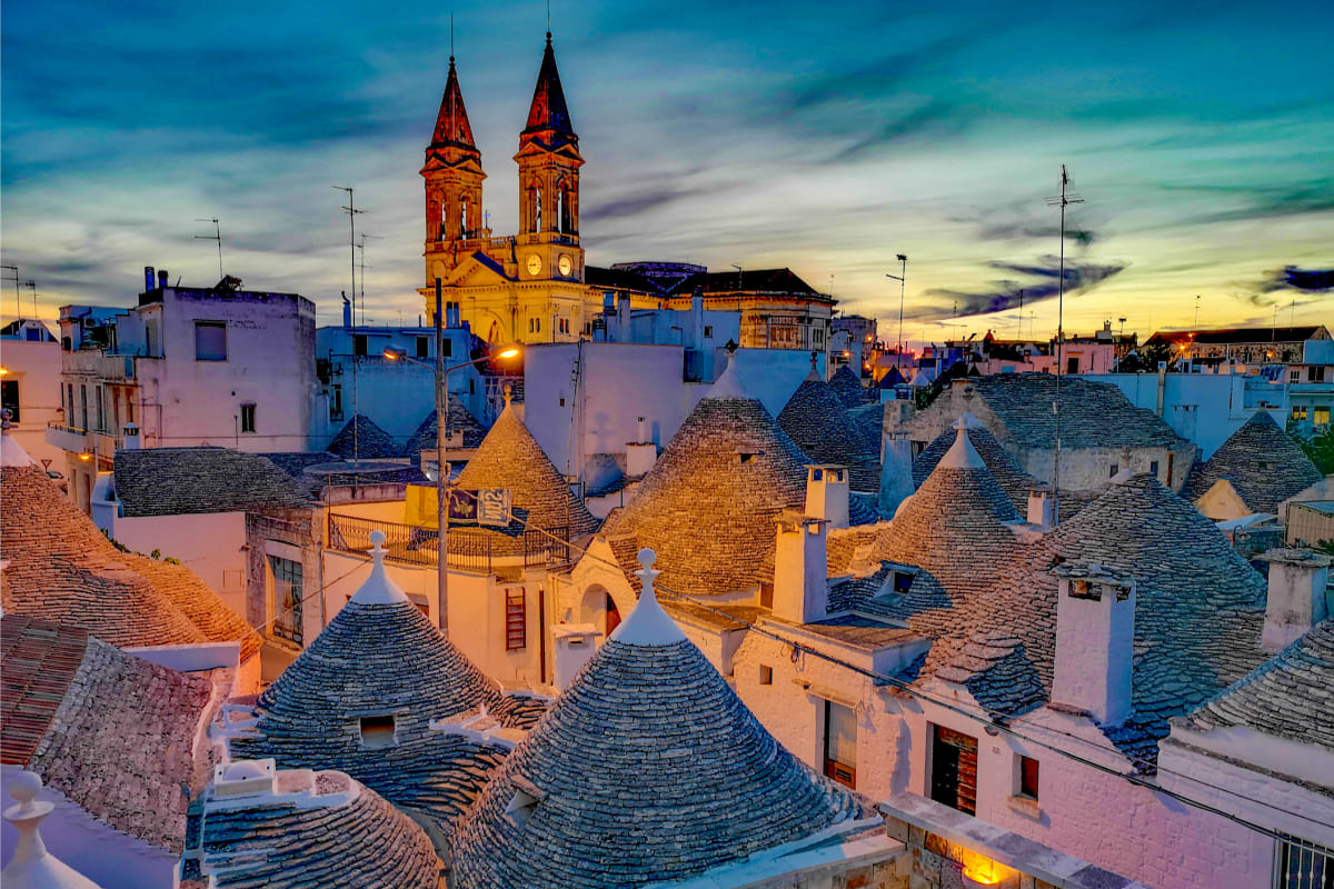 黄昏時のアルベロベッロとサン・メディチ教会